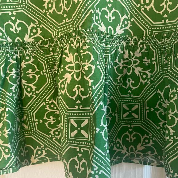 Ann Taylor sleeveless top featuring a green and white geometric print size med - Picture 3 of 14